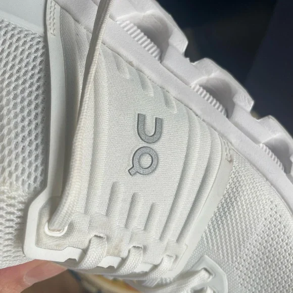 On Cloud Running White Low-Top Mesh Trainer 8.5 - Picture 8 of 15